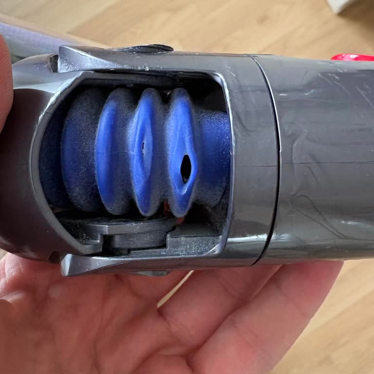 Dyson V12 Süpürgenin Hortumu Kısa Sürede Deforme Oldu, Müşteri Hizmetleri Kullanıcı Hatası Dedi