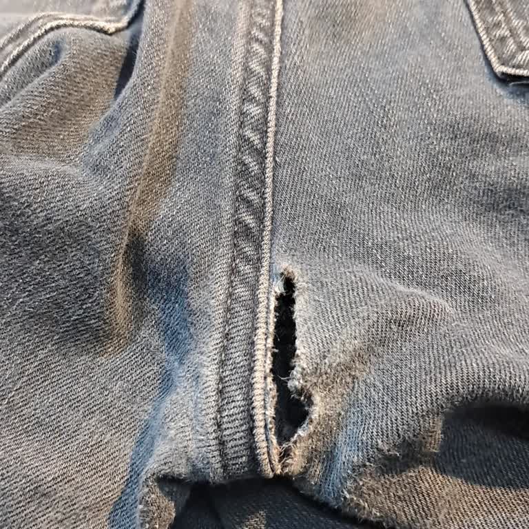 Kısa Sürede Yırtılan Ve Renk Atan Jean Pantolonun Değişim Talebi