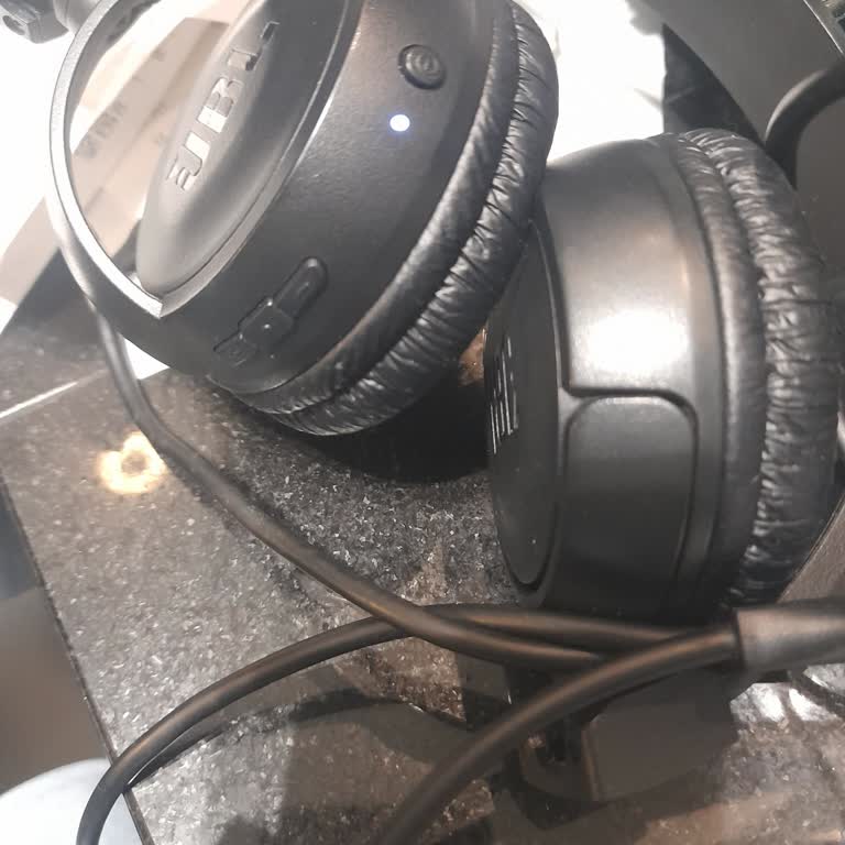 JBL T450BT Şarj Sorunu: Beyaz Işık Takılı Kalıyor Ve Kulaklık Çalışmıyor