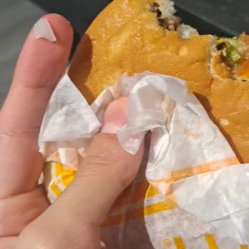 McDonald's Burgerinde Sert Plastik Parça Dişimi Tehdit Etti