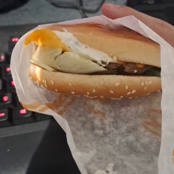 McDonald's Burgerinde Sert Plastik Parça Dişimi Tehdit Etti
