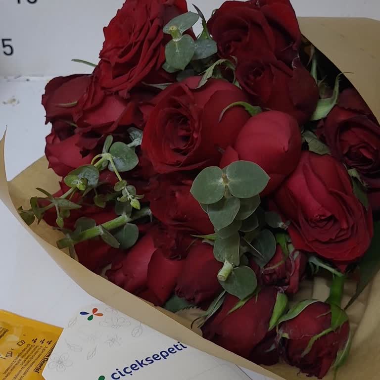 Özensiz Hazırlanmış Gül Buketi Görseliyle Uyumsuz Ve Ücret İadesi Bekliyor