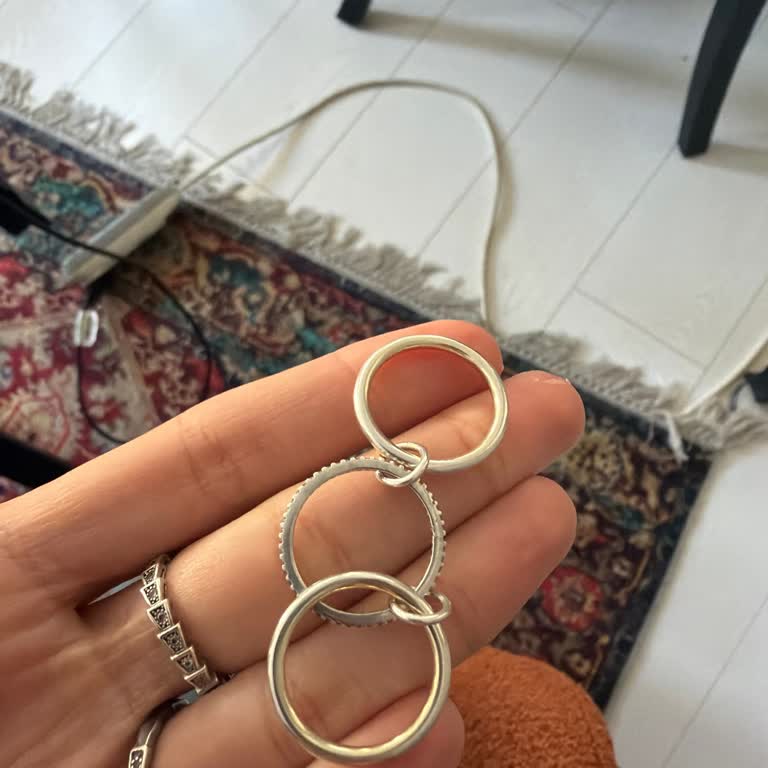 Taşı Düşen Ve Rengi Solan Yüzük: Cevapsız İletişim Ve Değişim Talebi