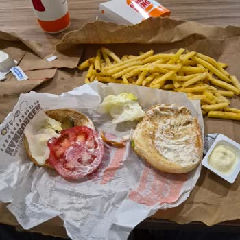 Burger King Şubesinde Tavuk Hamburgerde Tavuk Bulunmaması Ve İade Talebi