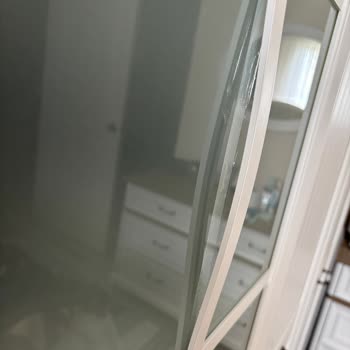 Kelebek Mobilya İzmir Çiğli Şubesinde Gardırop Kapak Ve Şifonyer Çekmece Üretim Hataları