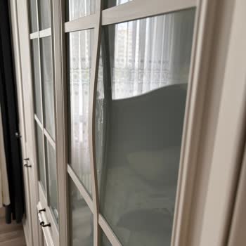 Kelebek Mobilya İzmir Çiğli Şubesinde Gardırop Kapak Ve Şifonyer Çekmece Üretim Hataları