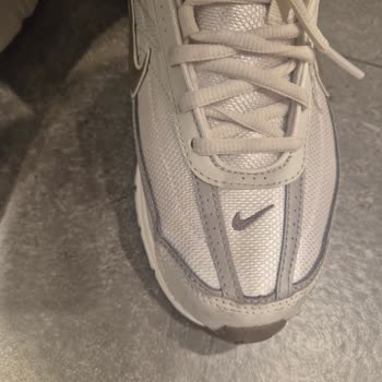 Deichmann'da Alınan Nike Ayakkabı Üç Defa Giyildikten Sonra Tabanı Ve Ön Dikişinde Hata