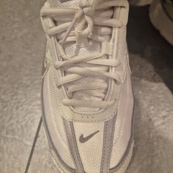 Deichmann'da Alınan Nike Ayakkabı Üç Defa Giyildikten Sonra Tabanı Ve Ön Dikişinde Hata