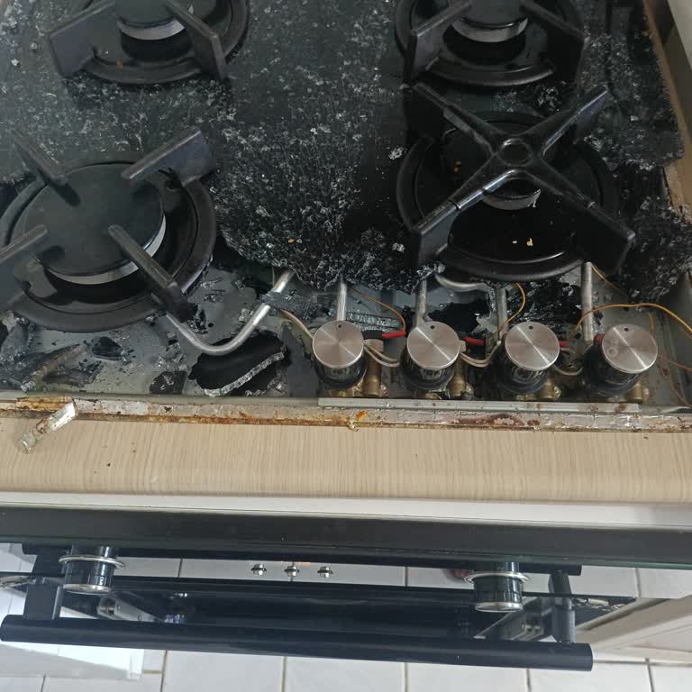 Simfer Ankastre Fırın Ve Ocak Camı Patladı, Yedek Parça Bulunamıyor