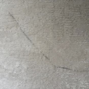 Emzirme Koltuğu Halıyı Lekeliyor Ve Düşme Riski Oluşturuyor