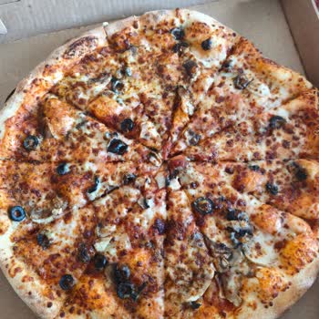 Domino's Pizza Halkalı Şubesinde Az Malzemeli XL Pizza Üzerine Şikayet
