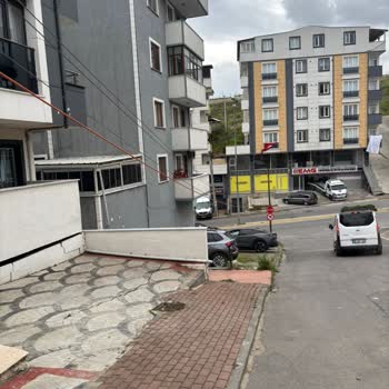 Kocaeli Çayırova Emek Mahallesinde Asılı Türk Telekom Kabloları Tehlike Oluşturuyor