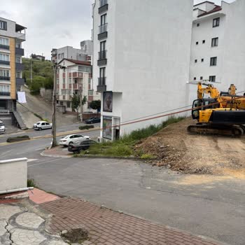 Kocaeli Çayırova Emek Mahallesinde Asılı Türk Telekom Kabloları Tehlike Oluşturuyor
