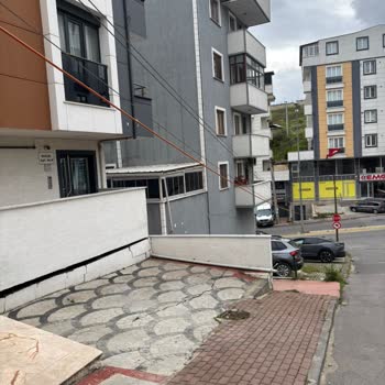 Kocaeli Çayırova Emek Mahallesinde Asılı Türk Telekom Kabloları Tehlike Oluşturuyor