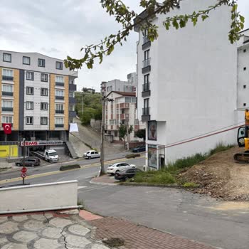 Kocaeli Çayırova Emek Mahallesinde Asılı Türk Telekom Kabloları Tehlike Oluşturuyor