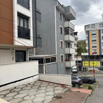 Kocaeli Çayırova Emek Mahallesinde Asılı Türk Telekom Kabloları Tehlike Oluşturuyor