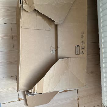 Aras Kargo'nun Asansörde Bıraktığı Parçalanmış Paket Ve Bilgilendirme Eksikliği