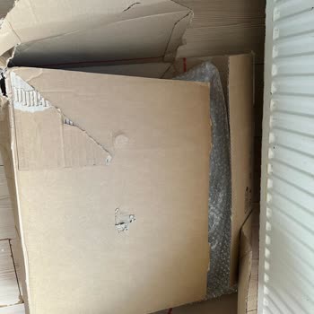 Aras Kargo'nun Asansörde Bıraktığı Parçalanmış Paket Ve Bilgilendirme Eksikliği