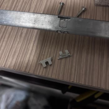 Raydaki Kırık Plastik Parçalar İçin Yedek Parça Talebi