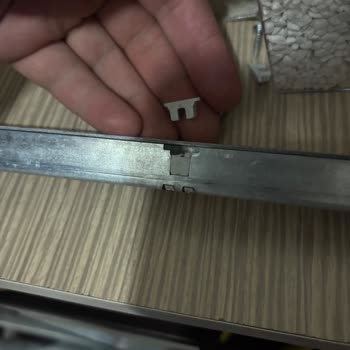 Raydaki Kırık Plastik Parçalar İçin Yedek Parça Talebi