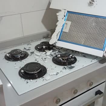 Kumtel Montaj Hatası Nedeniyle Davlumbazın Ani Düşmesi Ve Mutfak Hasarı