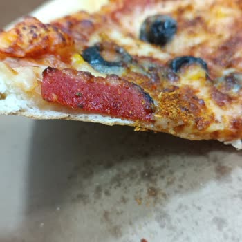 Yanmış Ve İnce Kenarlı Pizza İçin İade Ve Kalite Kontrol Talebi