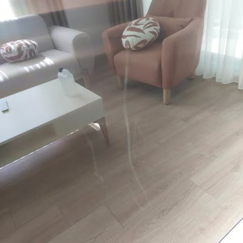 Montaj Hatası Nedeniyle Eğik Duran TV Ve Panel Çizikleri