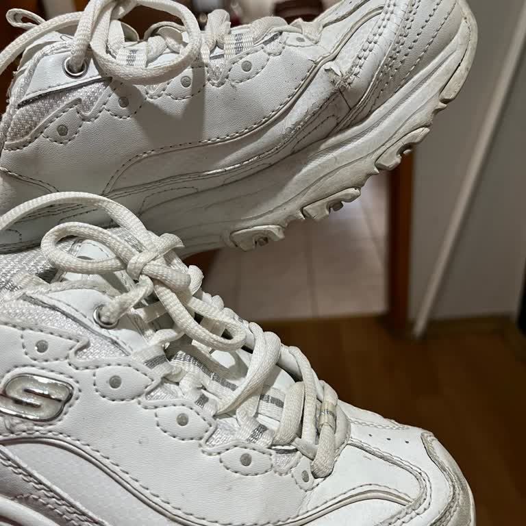 İzmir Mavibahçe AVM Skechers Ayakkabım Kısa Sürede Yırtıldı, Mağaza Hata Yok Dedi