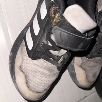 Deichmann'da Koruma İşlemi Yapan Ayakkabı Kısa Sürede Mahvoldu Ve Mağaza Yardım Reddetti