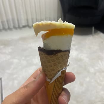 Cornet Dondurması Yarım Çıkıyor, Müşteri Şikayet Ediyor