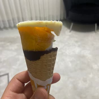 Cornet Dondurması Yarım Çıkıyor, Müşteri Şikayet Ediyor