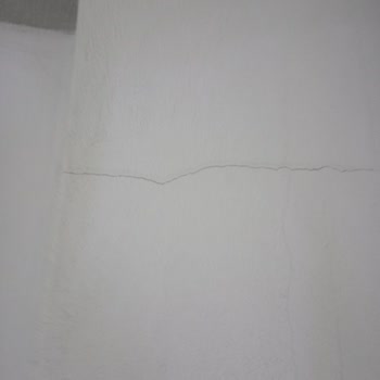 Mahmutbey'deki Deprem Sonrası Çatlaklı Bina İçin Acil Kentsel Dönüşüm Ve Güvenlik İncelemesi