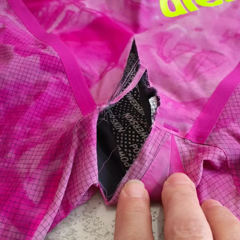Arena Swimwear Carbon Yarış Mayosu Yırtıldı, Acil İade Veya Değişim Talebi