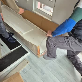 Kırık Gardırop Alt Tabanı Ve Eksik Mobilyalar İçin Acil Çözüm Talebi