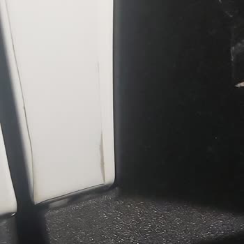 Opel Bayisinde PVC Kaplamalı Ön Kaportada Kesik, Servis Cevapsız