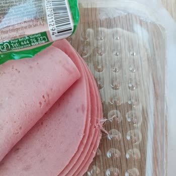 Migros Pınar Salamda Tüy Parçası Görüldü Ve Hijyen Güveni Sarsıldı