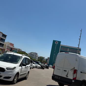 Kepez Belediyesi Otoparkında Ortada Park Eden Araç İçin Güvenlik Müdahalesi Bekleniyor