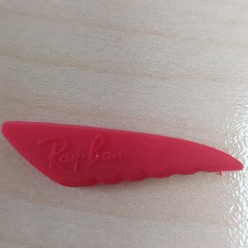 Rayban 8327-M Model Gözlüğümde Kırmızı Sap Parçası Eksikliği Ve Yedek Parça Talebi