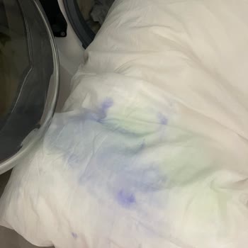 Ariel Hepsi Bir Arada Deterjanı Soğuk Suda Hızlı Çözünür İddiasına Rağmen Mor Lekeler Bıraktı