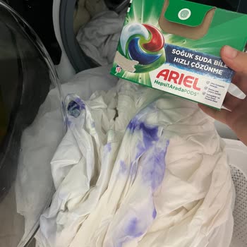 Ariel Hepsi Bir Arada Deterjanı Soğuk Suda Hızlı Çözünür İddiasına Rağmen Mor Lekeler Bıraktı
