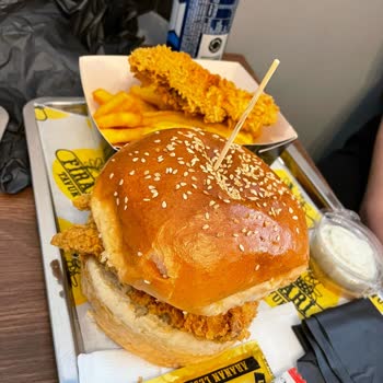 Hamburgerde Böcek, Kötü Hijyen Ve Kaba Personel