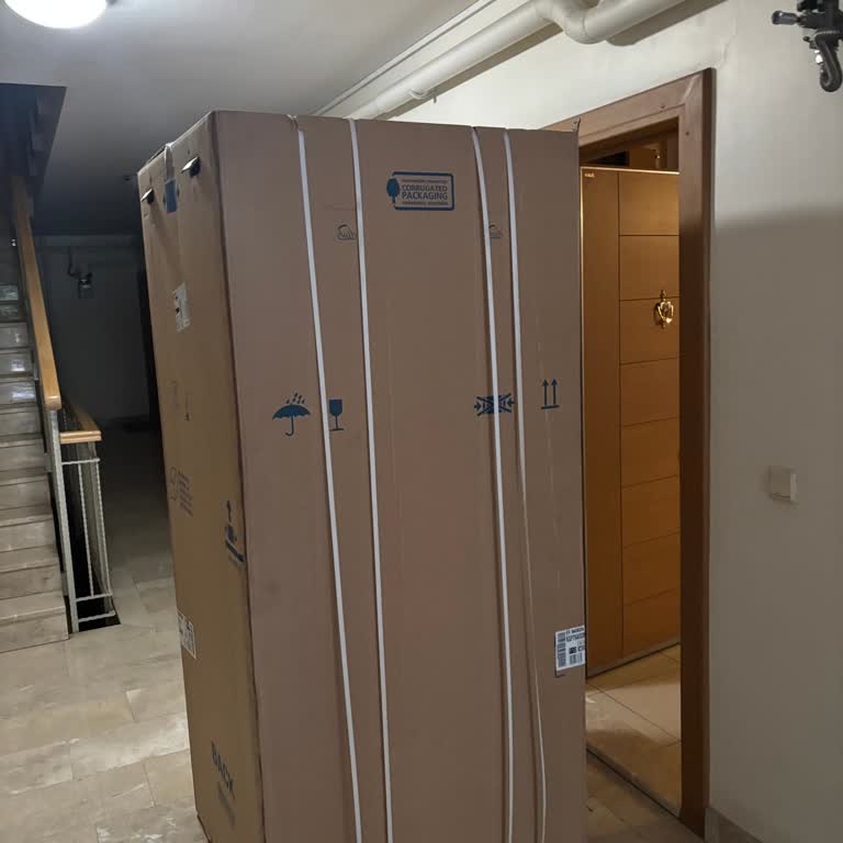 Hepsijet’in Hasarlı Buzdolabını Kapı Önüne Bırakması Ve Personel Tutumu