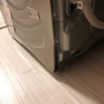 Servis Elemanının Çamaşır Makinesine Verdiği Darbe Ve Sonrasındaki İlgisizlik