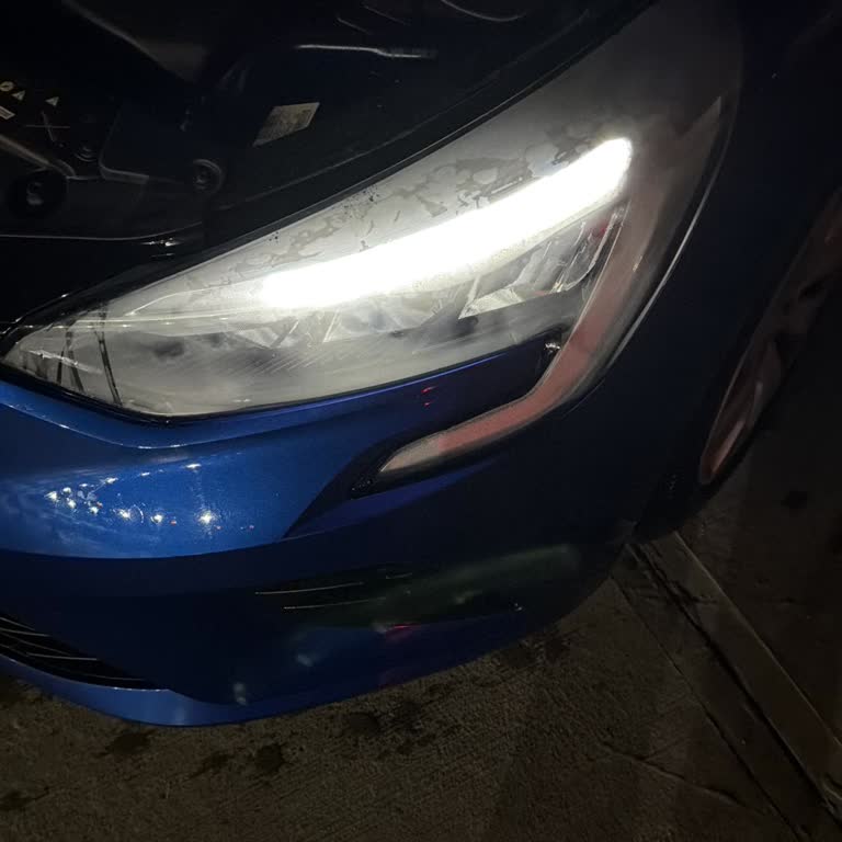 Renault Clio Servisinde Far Çatlağı Ve Kirli Teslimat