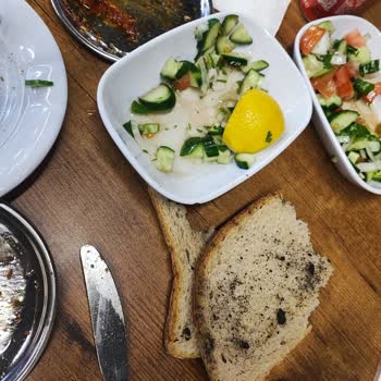 Köfteci Yusuf Şubesinde Yanık Kömür Parçalı Bayat Ekmek