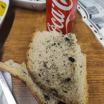 Köfteci Yusuf Şubesinde Yanık Kömür Parçalı Bayat Ekmek