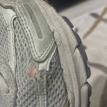 Nike Zoom Vomero 5 Üretim Hatası: Yan File Deformasyonu Ve Yırtılmalar
