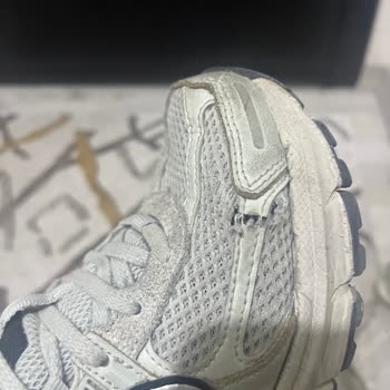 Nike Zoom Vomero 5 Üretim Hatası: Yan File Deformasyonu Ve Yırtılmalar