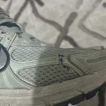 Nike Zoom Vomero 5 Üretim Hatası: Yan File Deformasyonu Ve Yırtılmalar