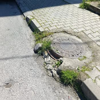 Rögar Kapağının Hatalı Konumu Nedeniyle Araç Lastiği Patladı Ve Masrafı Karşılanmalı
